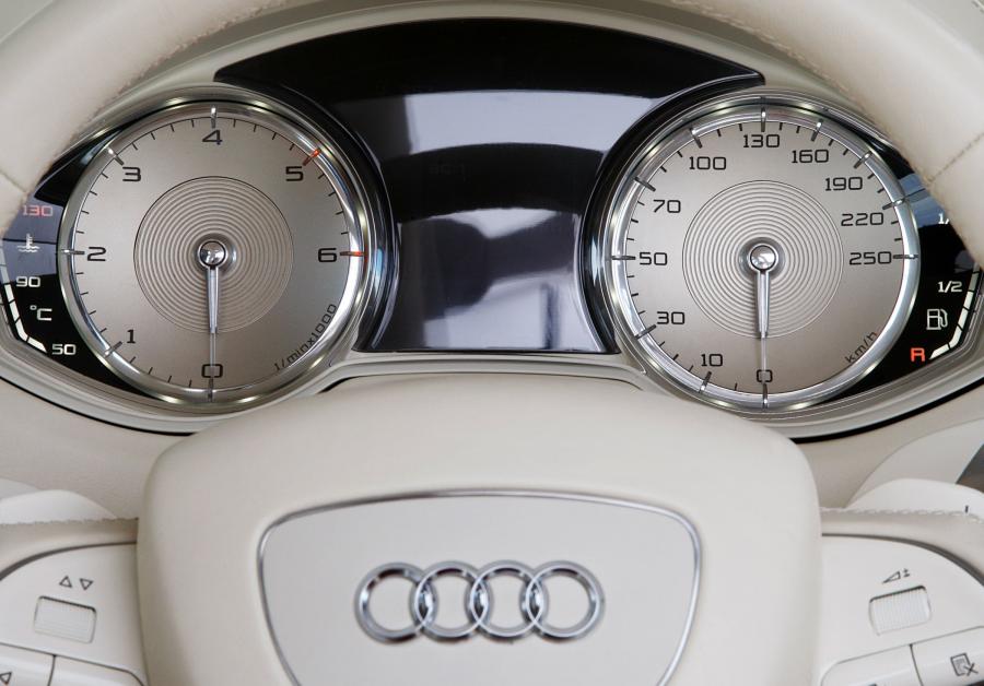 Панель приборов Audi Cross Coupe Quattro Concept 2007 года  (фото 45 из 49)